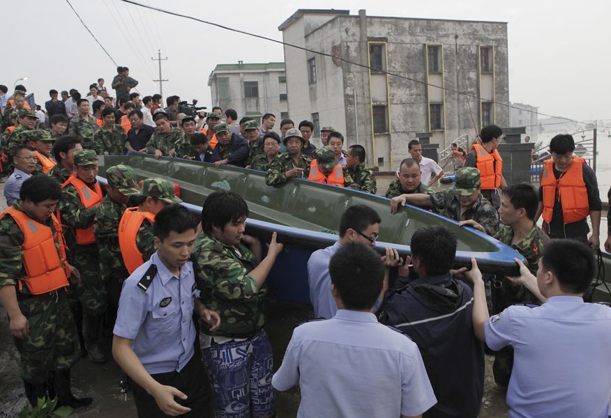 6月16日，救援人员在浙江省诸暨市浦阳江湄池段开展救援工作。
