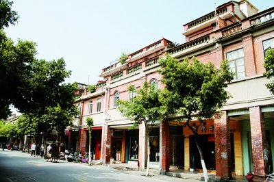 福建泉州中山路——形成于20世纪30年代的中山路一直是泉州最繁华的商住街，也是“老店号”最集中的一条街。街道两旁有柱廊式骑楼，建筑风格糅合了南洋和闽南传统特色。