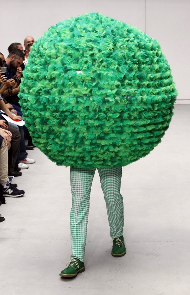 法国巴黎2012春夏男装周现球形服装