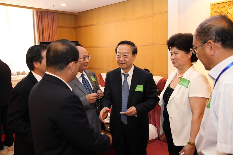 李毅中与企业领袖交谈