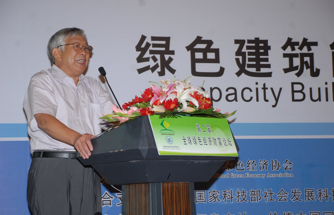 中国建筑材料工业的绿色能力建设。雷前治，原国家建材部副部长、中国建筑材料工业协会副会长